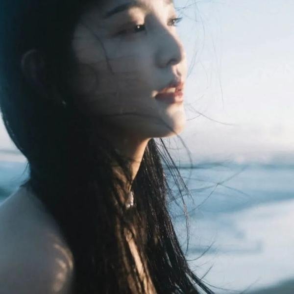 九顶假发的女孩